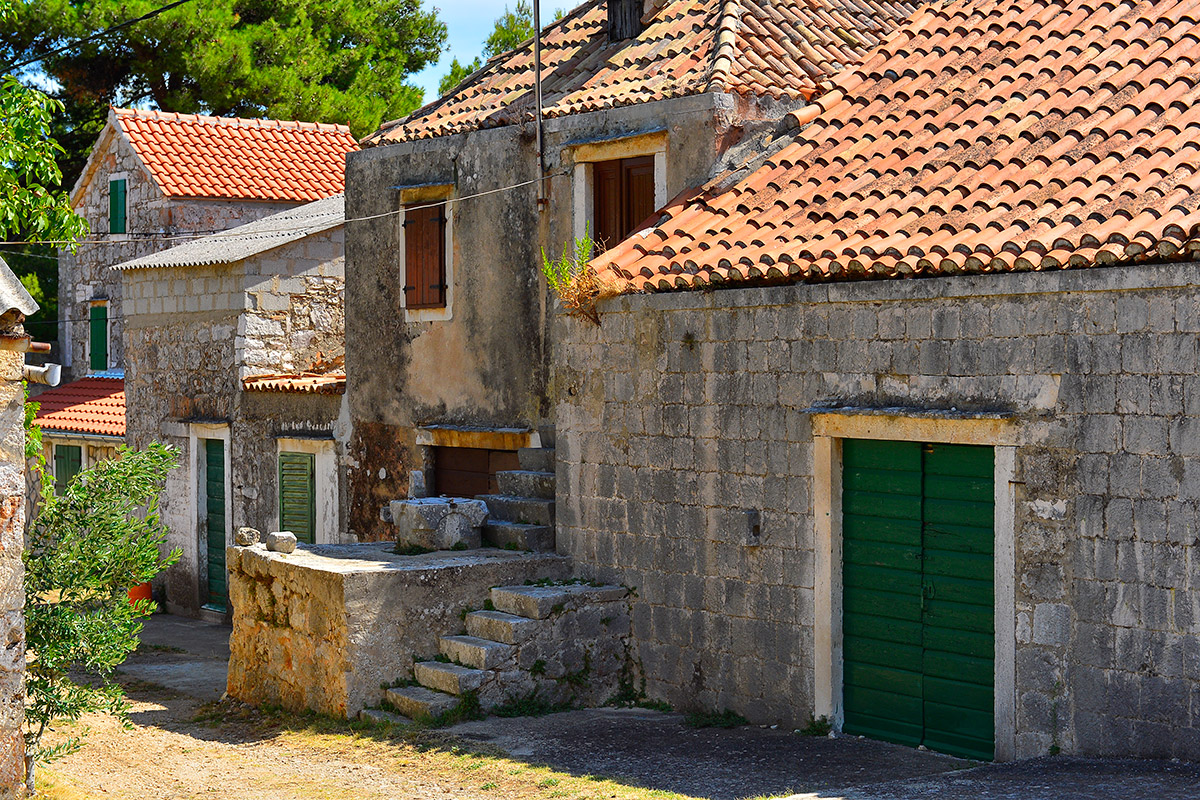 _DVD-531-BOX-4-FOLD Old stone house with colorful wooden shutters