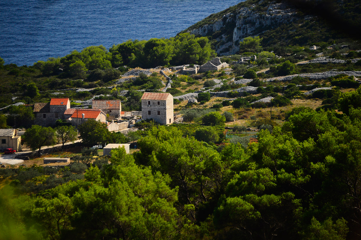 _DVD-541-BOX-4_DSC1213 Old stone houses on the island of Vis, in a village overlooking the open sea